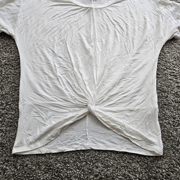 Blue blush twist hem ss white top, medium - Picture 3 of 4